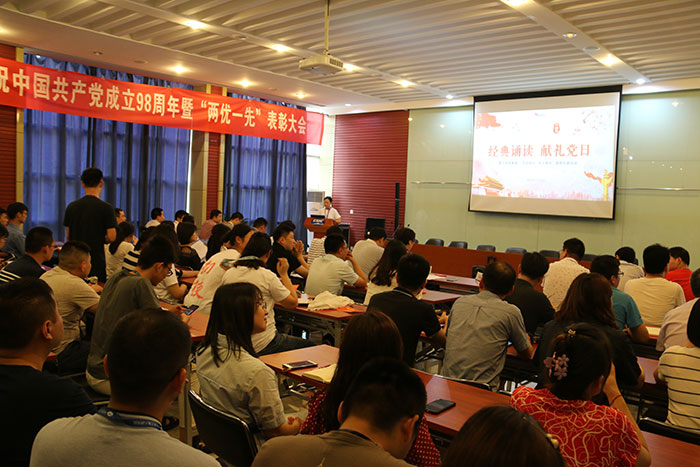经典诵读：献礼党日.JPG